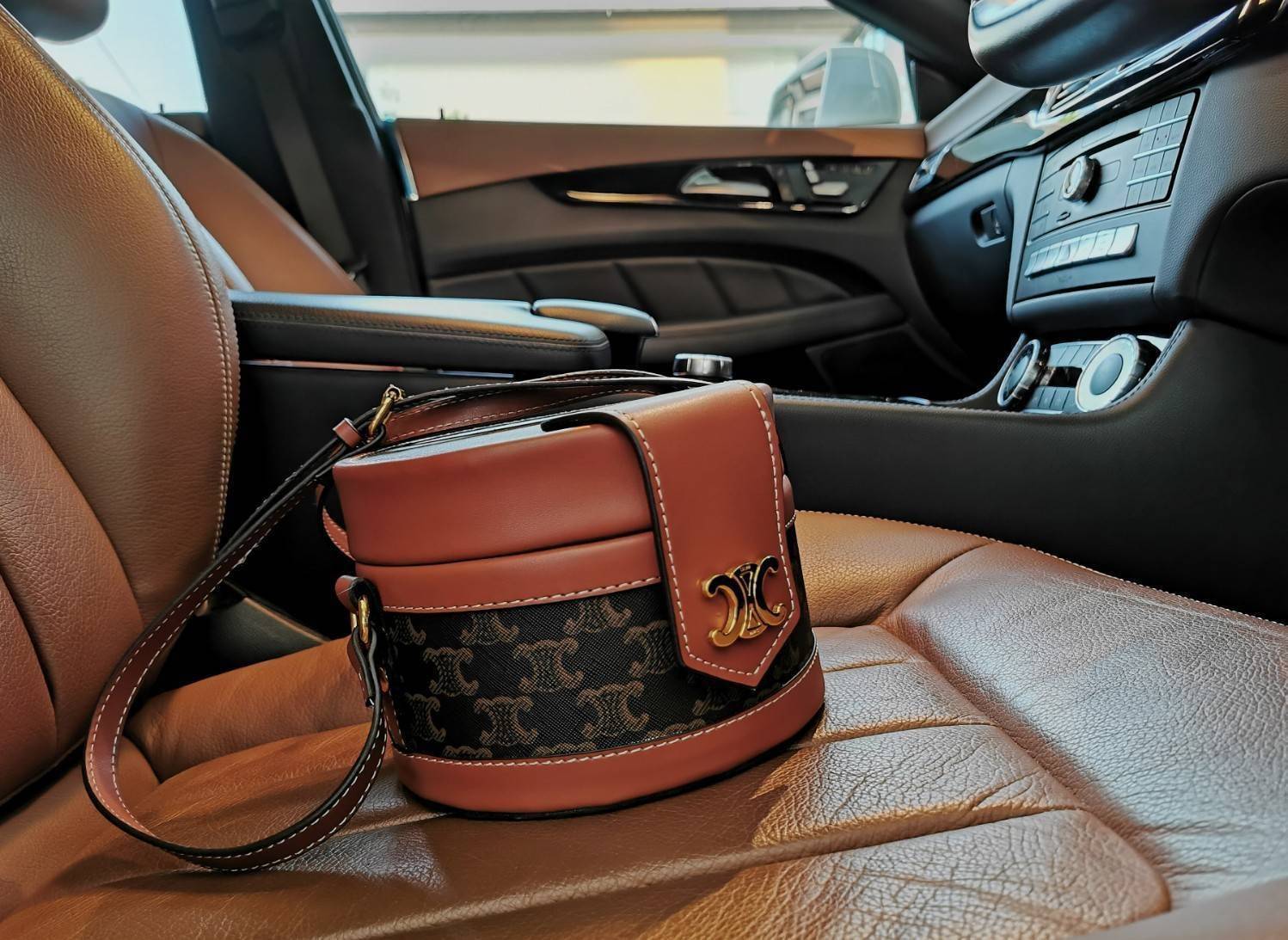 CELINE CROSSBODY BAG VIP GIFT WITH PURCHASE (GWP) พรีเมี่ยมกิ๊ฟ Limited Edition จาก CELINE PERFUME DUTY FREE COUNTER วัสดุ TRIOMPHE CANVAS & LEATHER ทรงกลมสวยหรูอยู่ทรงเปิดปิดด้วยฝาปิดกระดุมโลโก้แบรนด์ ภายในโล่ง สามารถใส่กล้อง มือถือ ของใช้ได้เยอะ สายสะพา