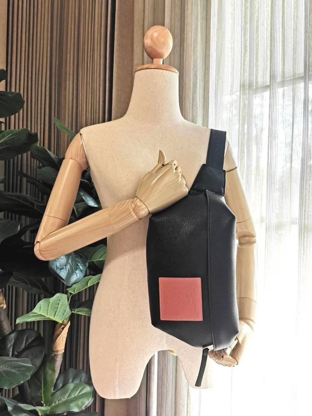 Burberry Medium Monogram Motif Leather Bum Bag / BURBERRY BELT LEATHER VIP วัสดุหนังแท้เต็มใบ คาดเอว คาดอกแบบ UNISEX ใช้ได้ทุกเพศ ด้านหน้าประดับลายแบรนด์สีน้ำตาลสุดเท่ ด้านในเปิดปิดด้วยซิปยาว ใส่มือถือได้ทุกรุ่น