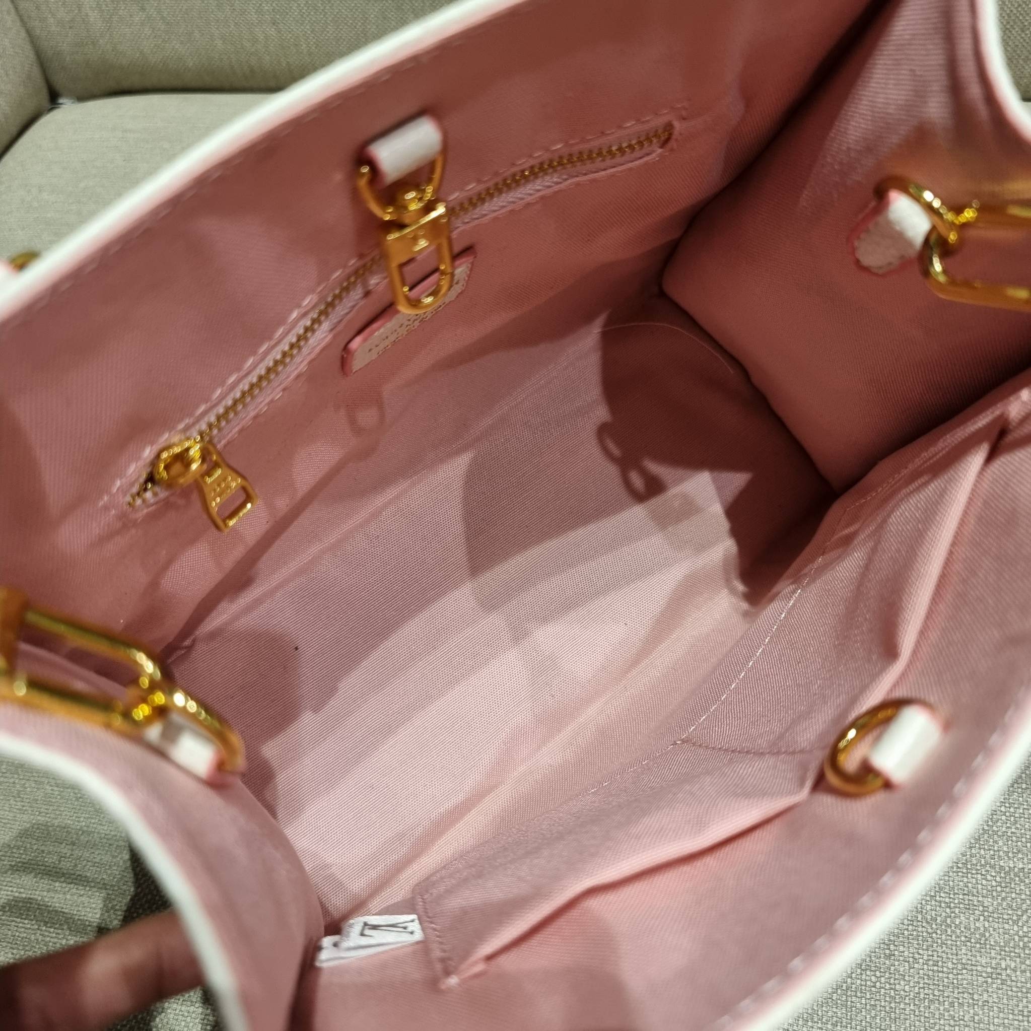 LV crossbody tote bag / LV Shopping Bag ดีไซน์ใหม่ น่ารัก ละมุน น่าใช้มาก กระเป๋าทรงโท้ทที่ใครเห็นต้องเป็นคลั่งรัก ดีไซน์คลาสสิค ผู้ดี หรูหรา โทนสีใช้งานง่าย ทุกสไตล์ วัสดุหนัง pepble มาพร้อมหูจับในตัว คล้องแขนก็ดูแพง หรือจะเกี่ยวสายครอสสะพายก็อัพลุคได้เล