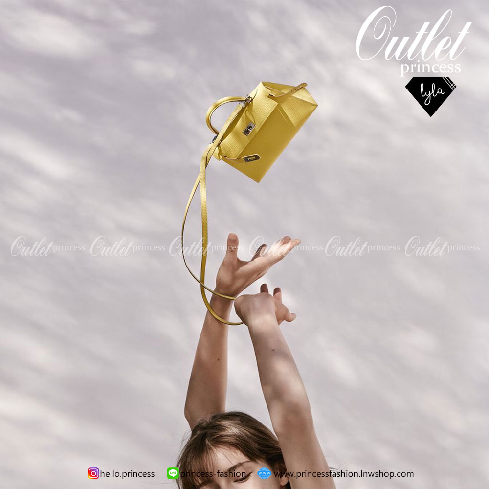LYLABRAND🔔 KELLY MINI SIZE 22 CM / EPSOM PU TOP PREMIUM มาพร้อมสายหนังและสายโซ่คุณภาพดีสุดๆ ใบเล็กน่ารักพอดิบพอดีถือเป็นครัชออกงานได้ให้ลุคหรูสุด หรือจะใส่กับชุดทำงาน กางเกงยีนส์ ได้หมด ครบเลยค่ะ ให้ลุค ผู้ดีมากๆ ใส่ iphone plus ได้ทุกรุ่น มีสีให้
