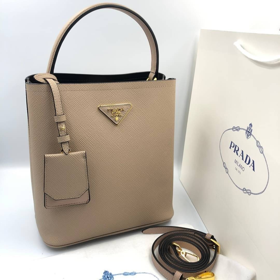 VIP 】หนังแท้ Prada Panier Bag Medium Saffiano Leather พร้อมส่งที่ไทย กระเป๋าสะพายข้างทรงบัคเก็ต จุของได้เยอะมาก เรียบแต่หรู ต้องใบนี้เลยค่าา