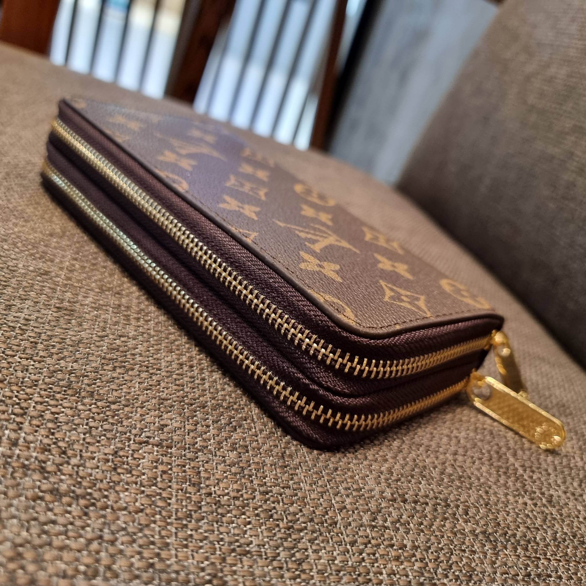 2ซิปก็ต้องมาแล้วแหละ!! IN STOCK แล้ว!! ด่วน!! เตือนแล้วน้า!!! LV long wallet ไอเท็มสุดฮิต ติดทุกกระแส แรงไม่เคยตก รุ่น unisex ที่จะหนุ่มๆสาวๆ ก็เลิฟได้หมด!! ใบยาวขนาดกำลังเหมาะมือ รอบนี้คือดี คุ้ม เพราะมาสองซิป ใส่กันแบบเน้นๆ เงินตุงกระเป๋ารับทรัพย์!! ถือ