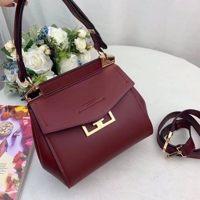 หนังแท้ Givenchy Mini Mystic Calfskin Leather Satchel / Givenchy Top Handle Bag กระเป๋ารุ่นใบใหม่จากแบรนด์หรู การออกแบบเชิงมุมโดดเด่นด้วยแผ่นปิดสามเหลี่ยมที่มีรายละเอียดพร้อมการปิดด้วยแม่เหล็ก double-G พกติดตัวไว้ที่หูหิ้วด้านบนหรือสวมสายสะพายทรงเรียวเพื่