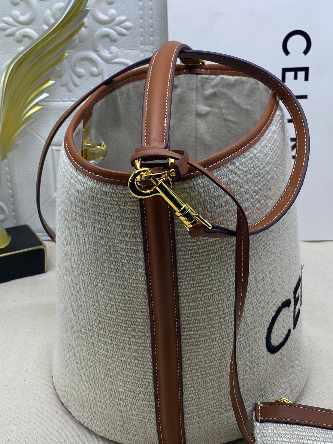 CELINE BUCKET BAG 23cm วัสดุ Textile Canvas & CalfSkin ดีไซน์ทรง Bucket ใบใหญ่กำลังดี มาพร้อม Clutch ใบเล็กเข้าชุด เนื้อหนาแข็งแรง ภายในกว้างและจุใส่สัมภาระได้เยอะจุใจ