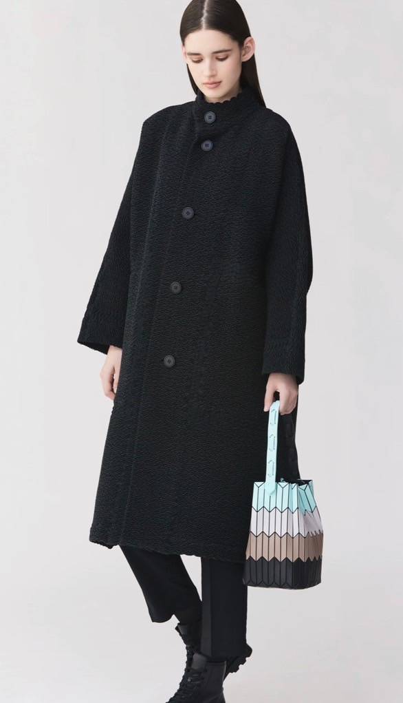 Baobao Issey Miyake Large Bucket กระเป๋าบัคเก็ตขนาดใหญ่สามารถใช้ใส่ร่มพับได้หรือขวดน้ำขนาดเล็กได้ ซีรีย์ใหม่นี้มีจุดเด่นที่แผ่นรูปทรงสี่เหลี่ยมด้านขนานในแนวตั้ง