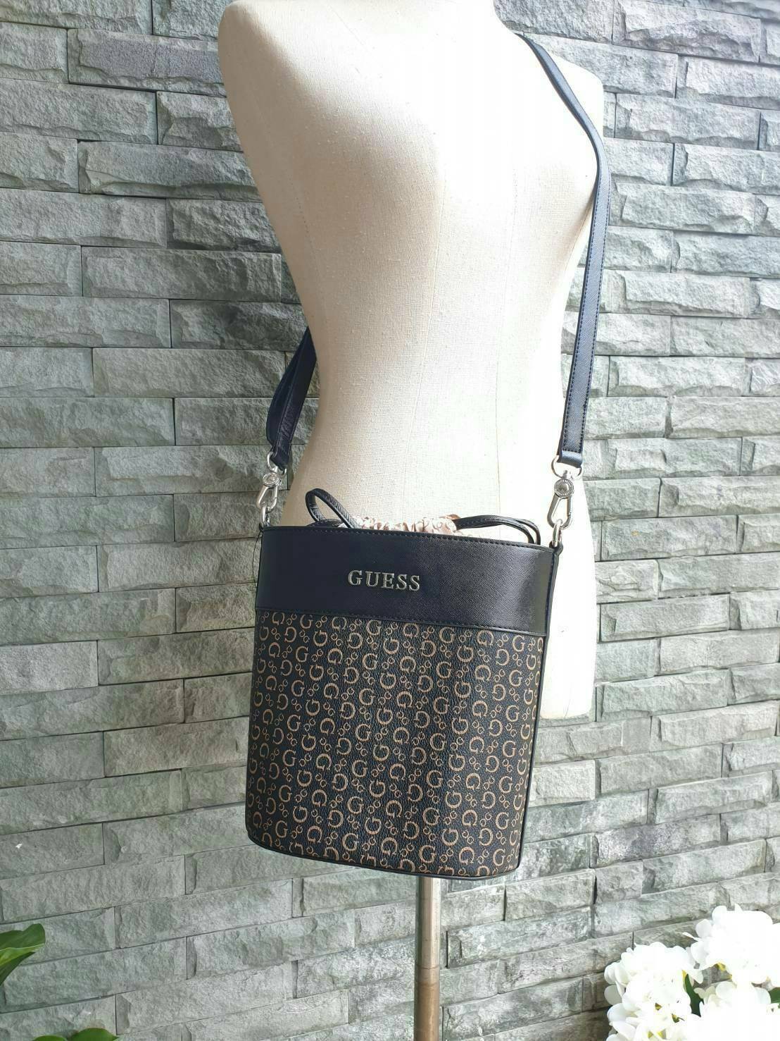 3สี Guess Bucket Bag กระเป๋ารุ่นใหม่ล่าสุด อวดไอเทมแสนเก๋กับกระเป๋าทรงถังสุดน่ารัก พิมพ์ลายรอบใบ วัสดุ Saffiano PU คุณภาพดี นิ่ม น้ำหนักเบา ด้านหน้าประดับด้วยโลโก้แบรนด์สวยโดดเด่น เปิดปิดด้วยเชือกหนังใช้หูรูดปลายเชือกประดับอะไหล่เงินสะดวกใช้ ด้านในโล่งกว้