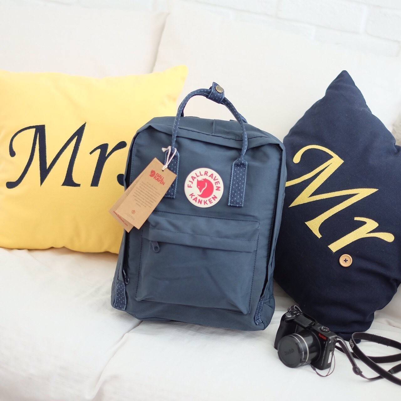 Kanken backpack กระเป๋าเป้สุดฮิต คุณสมบัติมีความทนทานสูงและสามารถกันน้ำ ทำจากเส้นใยพิเศษ เรียกว่า Vinylon-F มีซิปกลางที่เปิดเข้าไป ส่วนข้างในกระเป๋า ด้านในจะมีโฟมสำหรับรองแผ่นหลัง สะพาย สะพายสบายค่ะ เหมาะเป็นกระเป๋าเป้ที่สะพายไปโรงเรียน วันว่างสบายๆ หรือเ