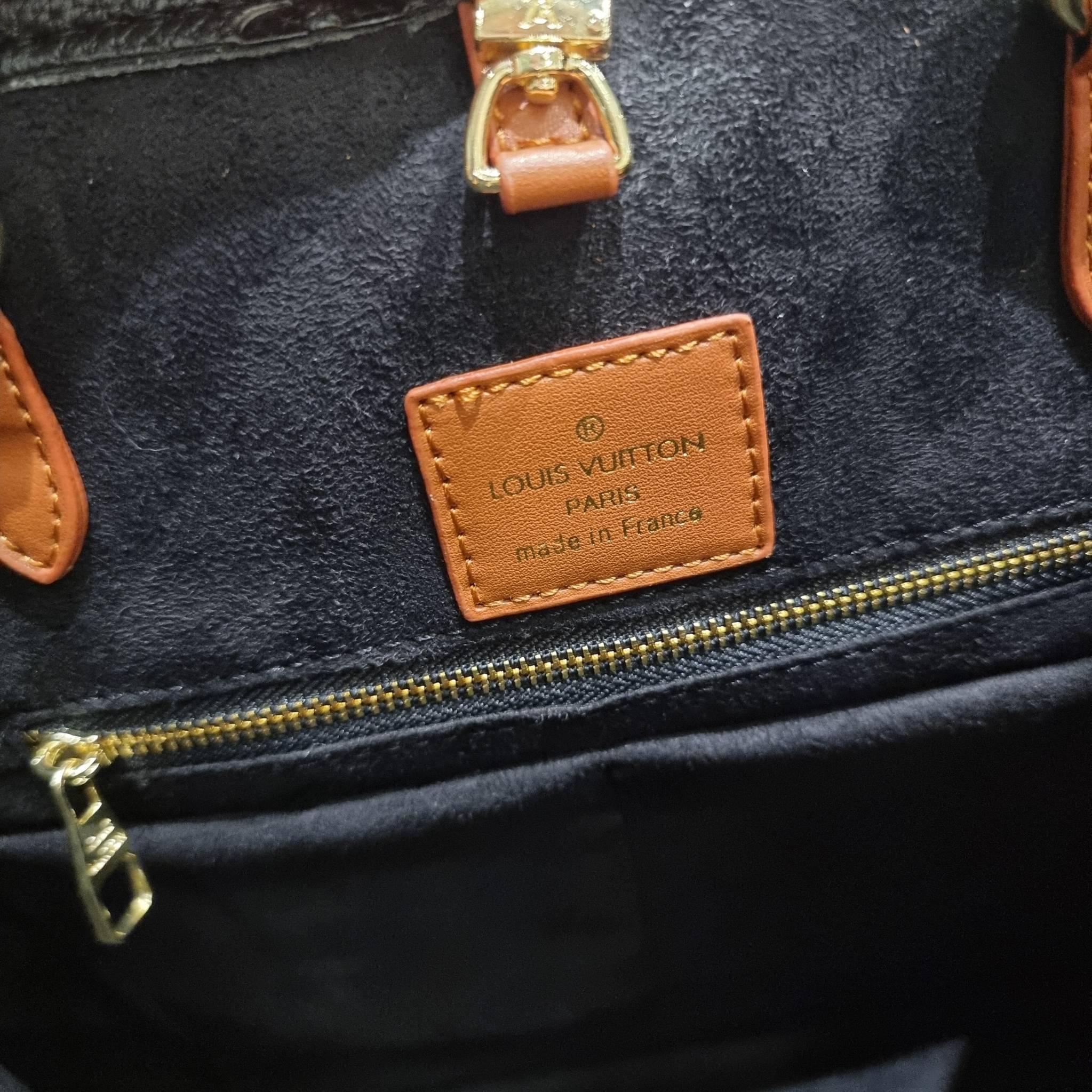 LV crossbody tote bag / LV Shopping Bag ดีไซน์สวยคม สมราคา ดูแพงไปอีก ด้วยดีเทลลายของหนัง crossgrain กระเป๋าทรงโท้ทคลาสสิค ผู้ดียืนหนึ่ง โทนสีใช้งานง่าย แมทช์ได้ทุกลุค มาพร้อมหูจับในตัว แบบหูหิ้ว และหูยาวสำหรับสะพายไหล่ เก๋มาก ชิคมาก ภายในโล่งกว้างมาก มีอ