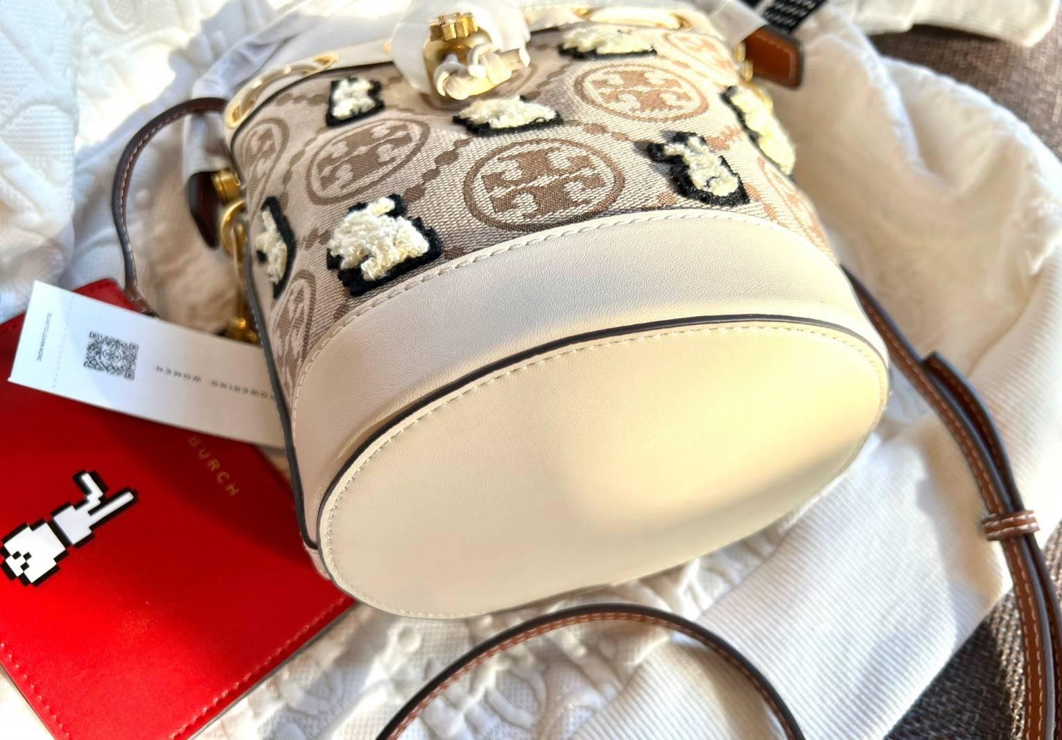 TORY BURCH MINI T MONOGRAM EMBROIDERED RABBIT BUCKET BAG WITH LEATHER SMALL WALLET ((143230)) 🎁 เปิดตัวรุ่นใหม่ได้น่ารักและสวยงามมากๆ พร้อมส่งที่ไทยก่อนใคร