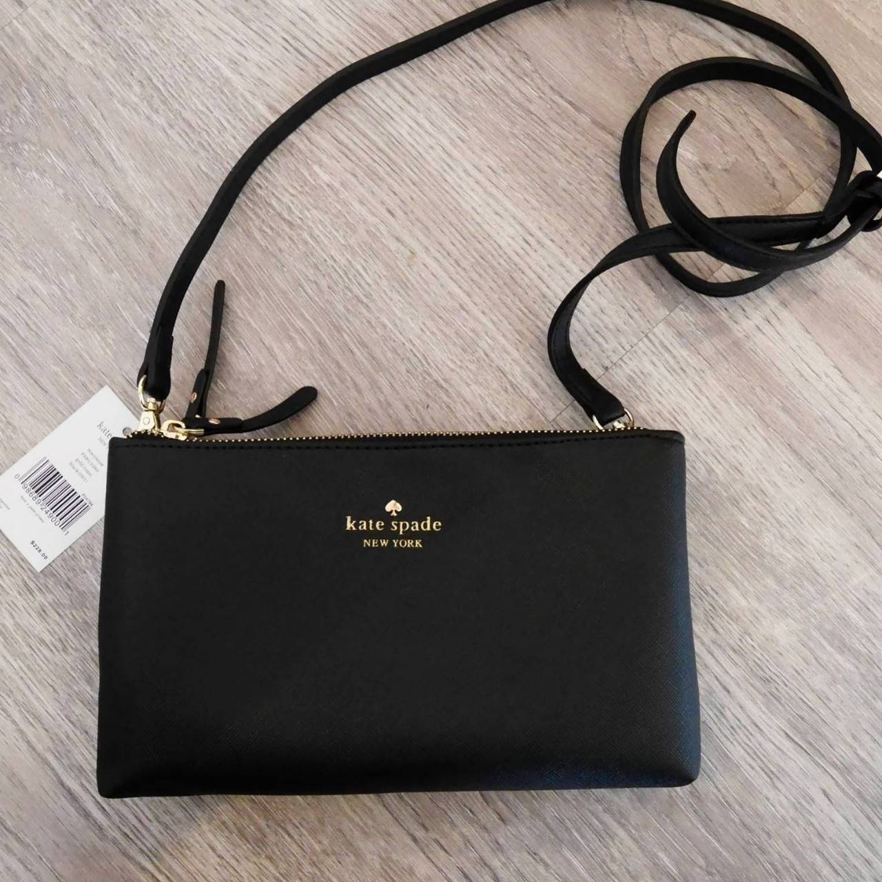 New in! Kate Spade 2 zips crossbody bagกระเป๋าสะพายครอสบอดี้ **ทรงน่ารัก เปิดปิดกระเป๋าด้วยซิป2ช่อง ด้านในมีช่องซิป อีกด้านมีช่องใส่ของ หนังนื่ม นุ่มมือ สายสะพายเลื่อนปรับระดับได้ สามารถใส่ กปต.ยาว (บางรุ่น) ได้พอดีน้าา บอกเลยว่า เริ่ดมากจริงๆ คุ้มค่าราคา