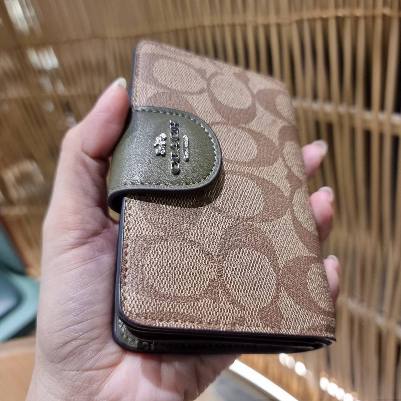 COACH C0082 MEDIUM CORNER ZIP WALLET IN SIGNATURE CANVAS ดีไซน์ใหม่ล่าสุด!! กระเป๋าสตางค์ใบกลาง 👛 ขนาดกำลังเหมาะมือ วัสดุหนังแคนวาสเคลือบลาย ดูแลรักษาง่าย มีช่องใส่บัตรและธนบัตรครบ และช่องซิปแยกไว้ใส่เหรียญ ครบเซ็ทแบบนี้เหมาะส่งต่อเป็นของขวัญที่สุ