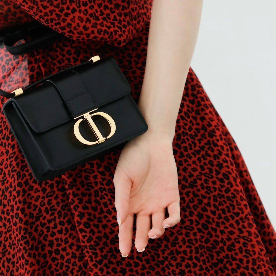 CHRISTIAN DIOR MINI BAG VIP GIFT WITH PURCHASE (GWP) พรีเมี่ยมกิ้ฟ Limited Edition จาก DIOR DUTYFREE COUNTER วัสดุหนังแท้ Calfskin ทรงสี่เหลี่ยมหนังเรียบสวยหรูอยู่ทรงเปิดปิดด้วยฝาปิดโลโก้แบรนด์อะไหล่ทองด้านหลังมีช่องใส่ของ ภายในโล่งมีโลโก้สามารถใส่มือถือข