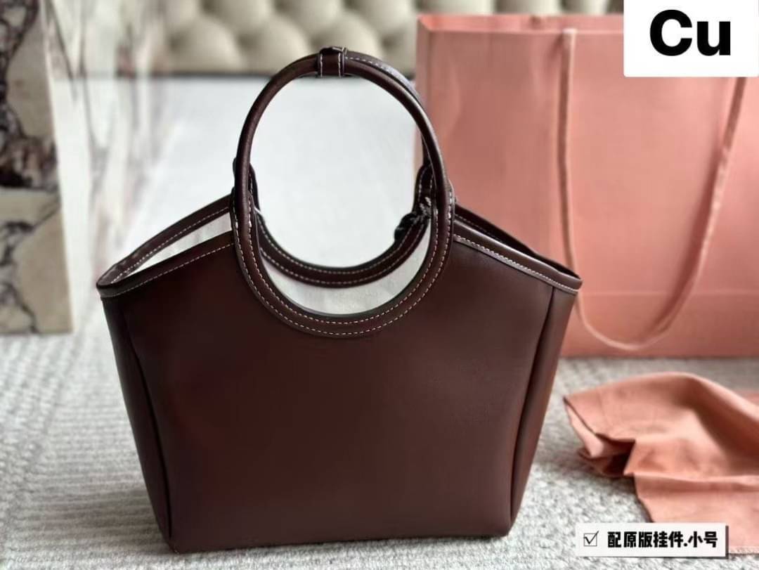 MIU MIU Ivy Leather Tote Bag กระเป๋าถือทรงโท้ทงานหนังเรียบเต็มใบ เรียบหรู มีความยูนิค จับแมตช์ง่าย สวยงามได้หลายสไตส์ ภายในโล่งกว้าง จุของได้เยอะ ใบจริงสวยเกินเบอร์จ้า