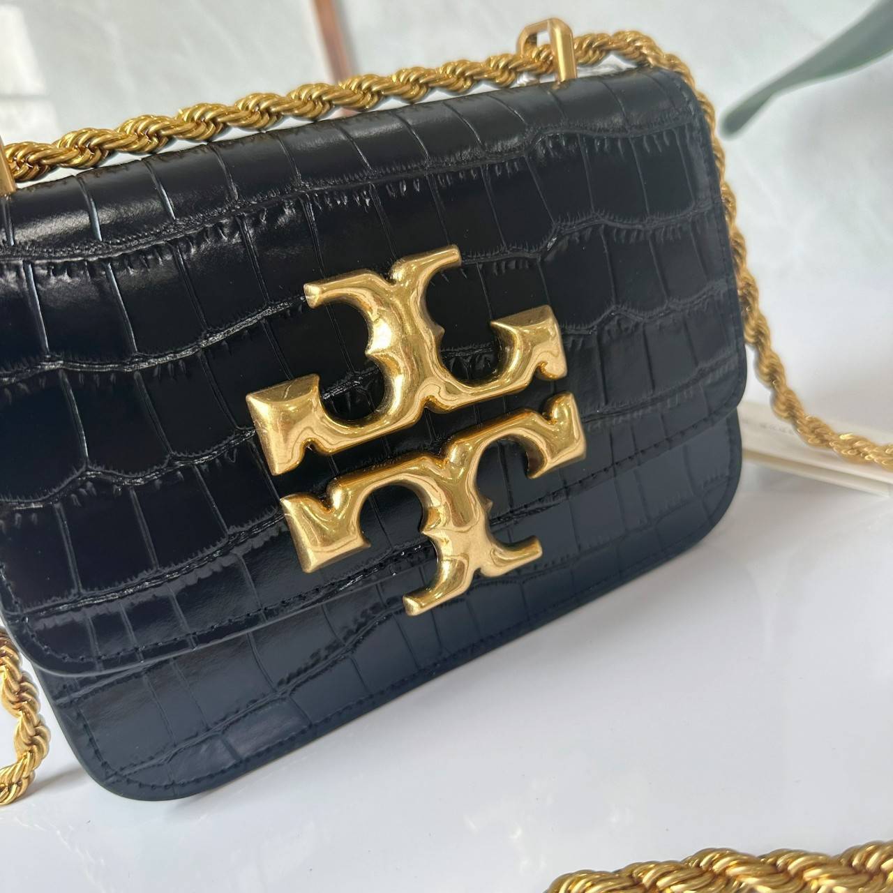 6 สี Tory Burch Croc Eleanor Small Bag / TORY BURCH ELEANOR CROC EMBOSSED LEATHER กระเป๋าสะพายหนังพิมพ์ลายจระเข้ ดีไซน์หรูหรา โด่นเด่นด้วยโลโก้แบรนด์อะไหล่ด้านหน้า และสายสะพายโลหะสีทอง