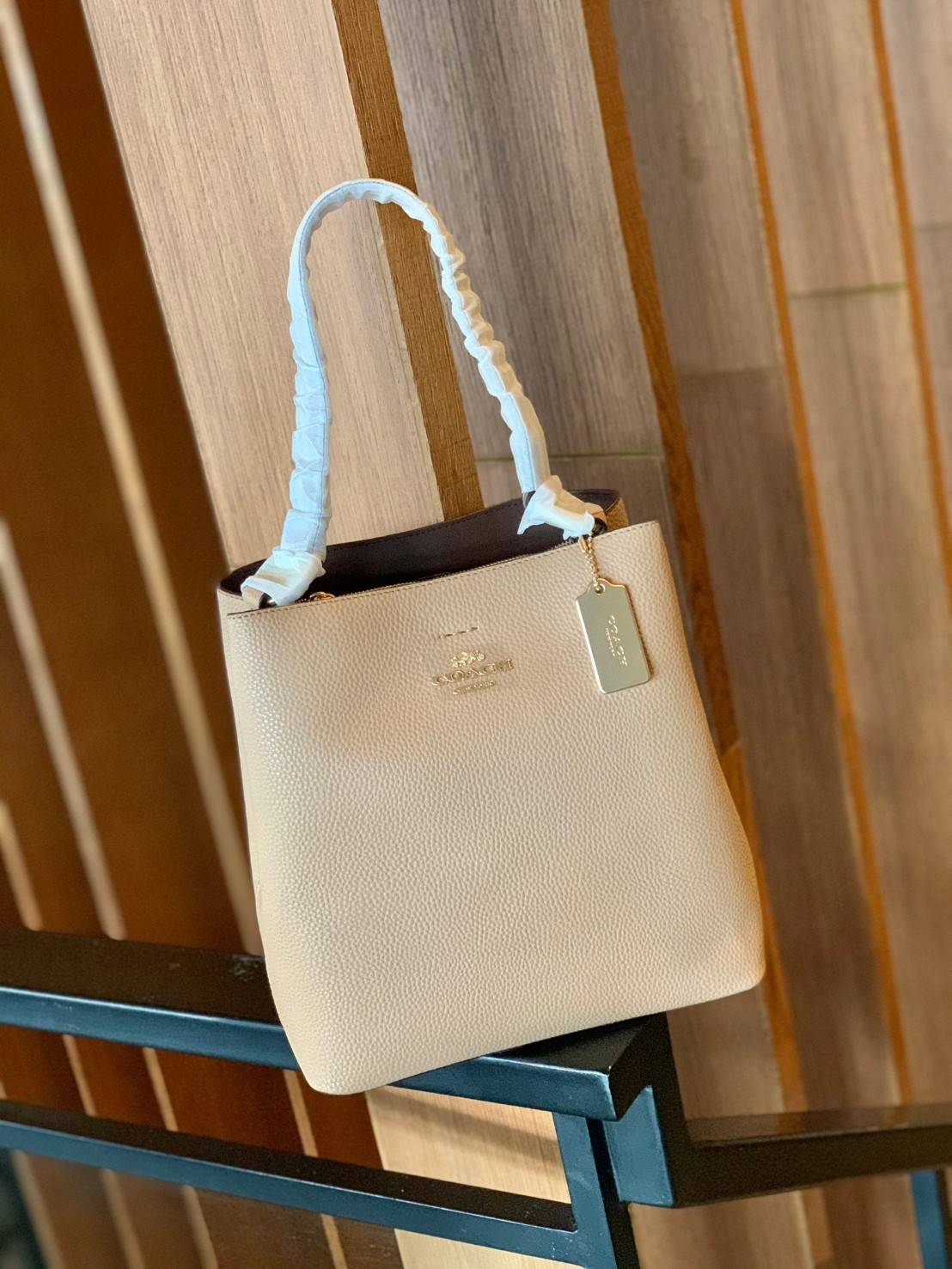 ถังใหญ่พร้อมส่งแล้วค่าา ห้ามพลาด❗️ COACH TOWN BUCKET BAG((91122)) 📣พร้อมส่ง ไซด์ที่สาวๆรอคอยค่ะ! ✔️กระเป๋าทรงถังใบใหญ่ สุดฮิตอีกรุ่นที่สาวๆต้องมีติดตัว ✔️หนังแท้ หนังจริงสวยมาก นิ่มมือดีด้วยนะคะ