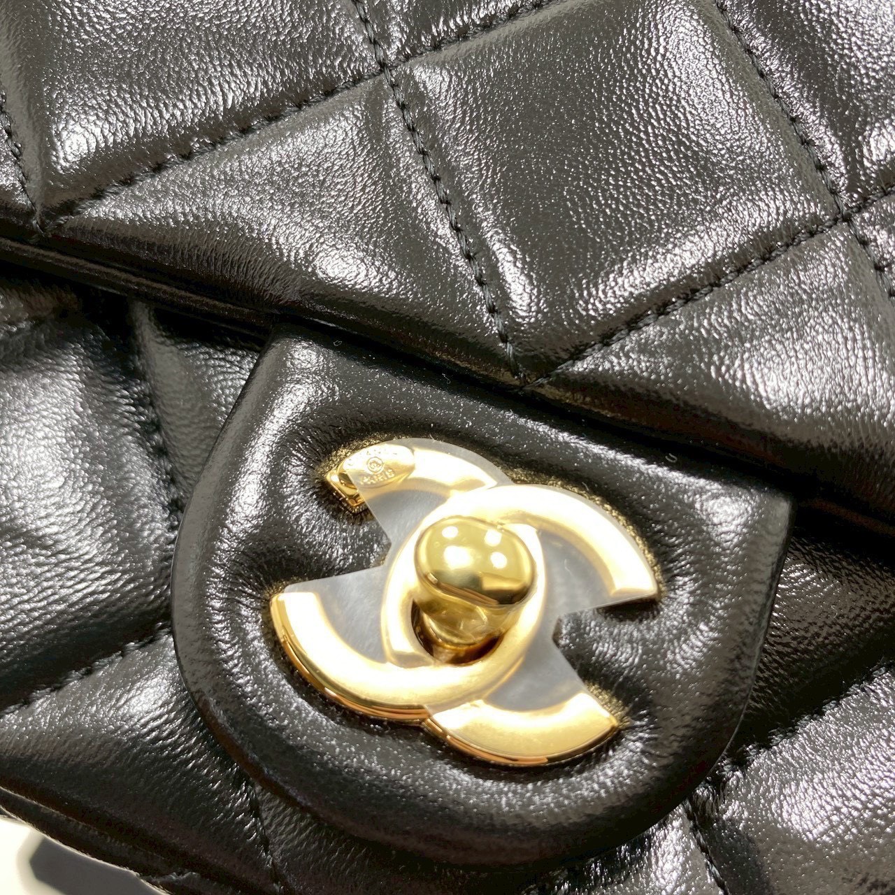 ORI หนังแท้ | Chanel Small Flap Bag with Top Handle 20cm กระเป๋าสะพายดีไซน์คลาสสิก หูจับแต่งโซ่สีทองหรูหรา เรียบหรูดูแพง