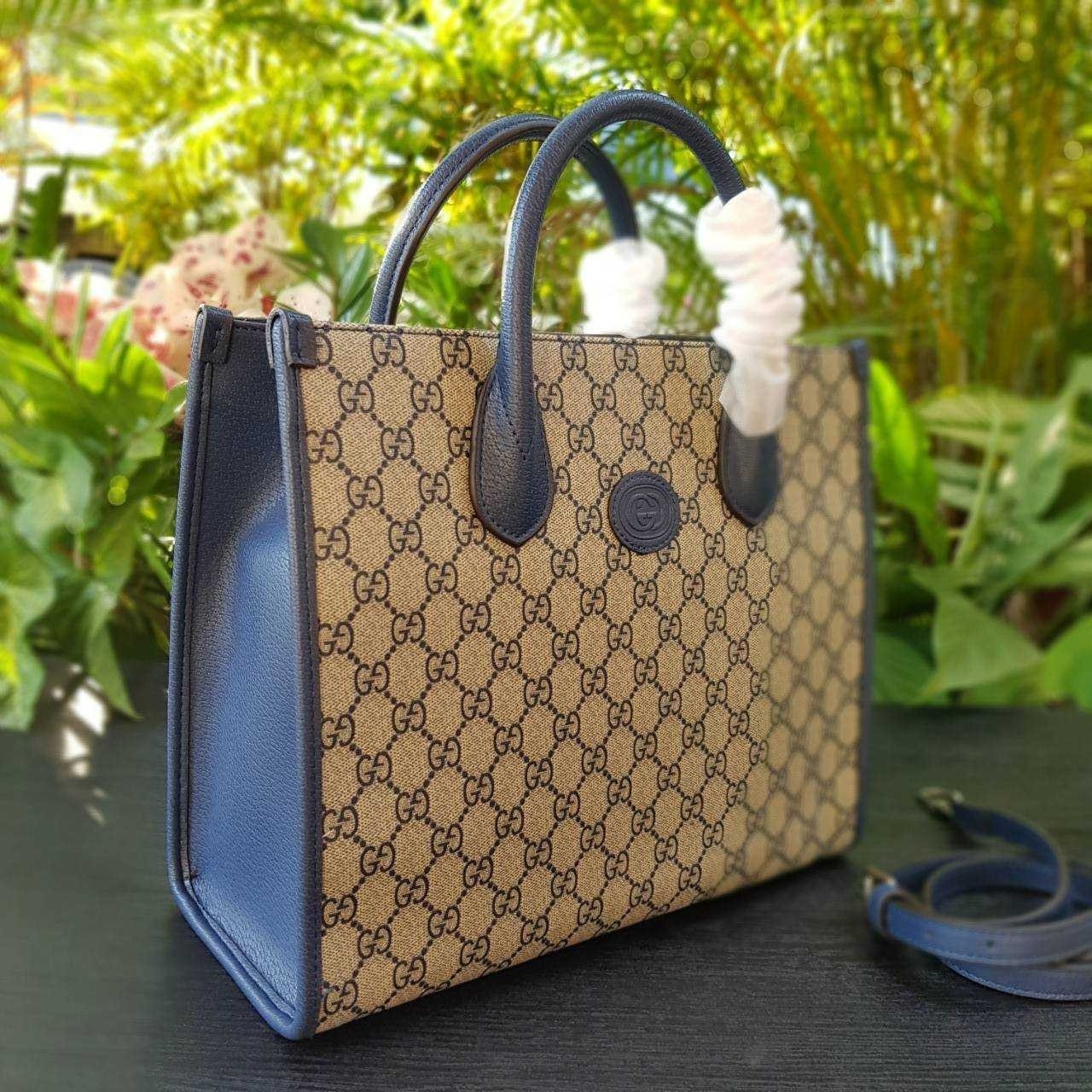 GUCCI Small tote bag with Interlocking G กระเป๋าทรงTOTE ใบใหญ่สุดหรูหรา คลาสสิค จุของได้เยอะ มาพร้อมสายสะพายยาว สามารถถอดเก็บได้ ใช้ได้ทุกโอกาส เป็นอีกรุ่นที่โดดเด่นมากๆ