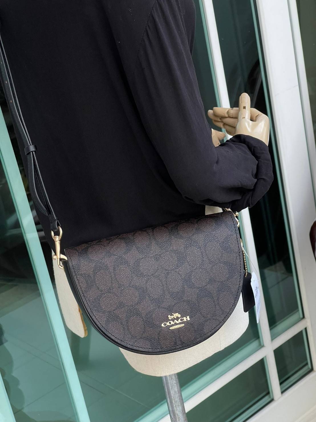 พร้อมส่งที่ไทยครบทั้ง6สีค่ะ 😘 Coach Ellen Crossbody In Signature ((C1432)) กระเป๋าทรงฮาฟมูนรูปทรงคลาสสิก ออกแบบให้มีลักษณะโค้งมน ไม่ดูเป็นทรงแข็งจนเกินไป ดีไซน์และสีของกระเป๋ายังเรียบง่าย เข้าได้กับทุกชุด สะพายครอสบอดี้ร์//สะพายข้าง หรือถือแบบคลัท