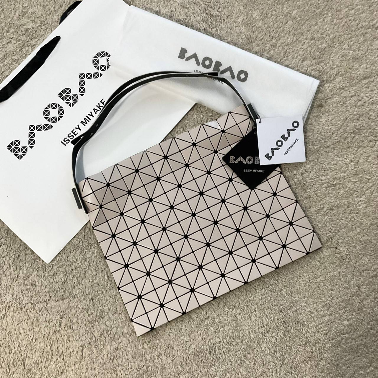 รุ่นใหม่ล่าสุด! พร้อมส่งที่ไทย! BAO BAO ISSEY MIYAKE BAGUETTE HANDBAG (LARGE) กระเป๋าสะพายไหล่จากทรงสวย วัสดุ 100% POLYVINYL CHLORIDE ด้านในใส่ของได้กำลังดีเลย ใส่ไอแพดมินิ กระเป๋าสตางค์ยาวได้ สมุดโน้ตได้สบายเลย วัยทำงานหรือวัยนักศึกษา อย่างน้อยต้องมีแบรน