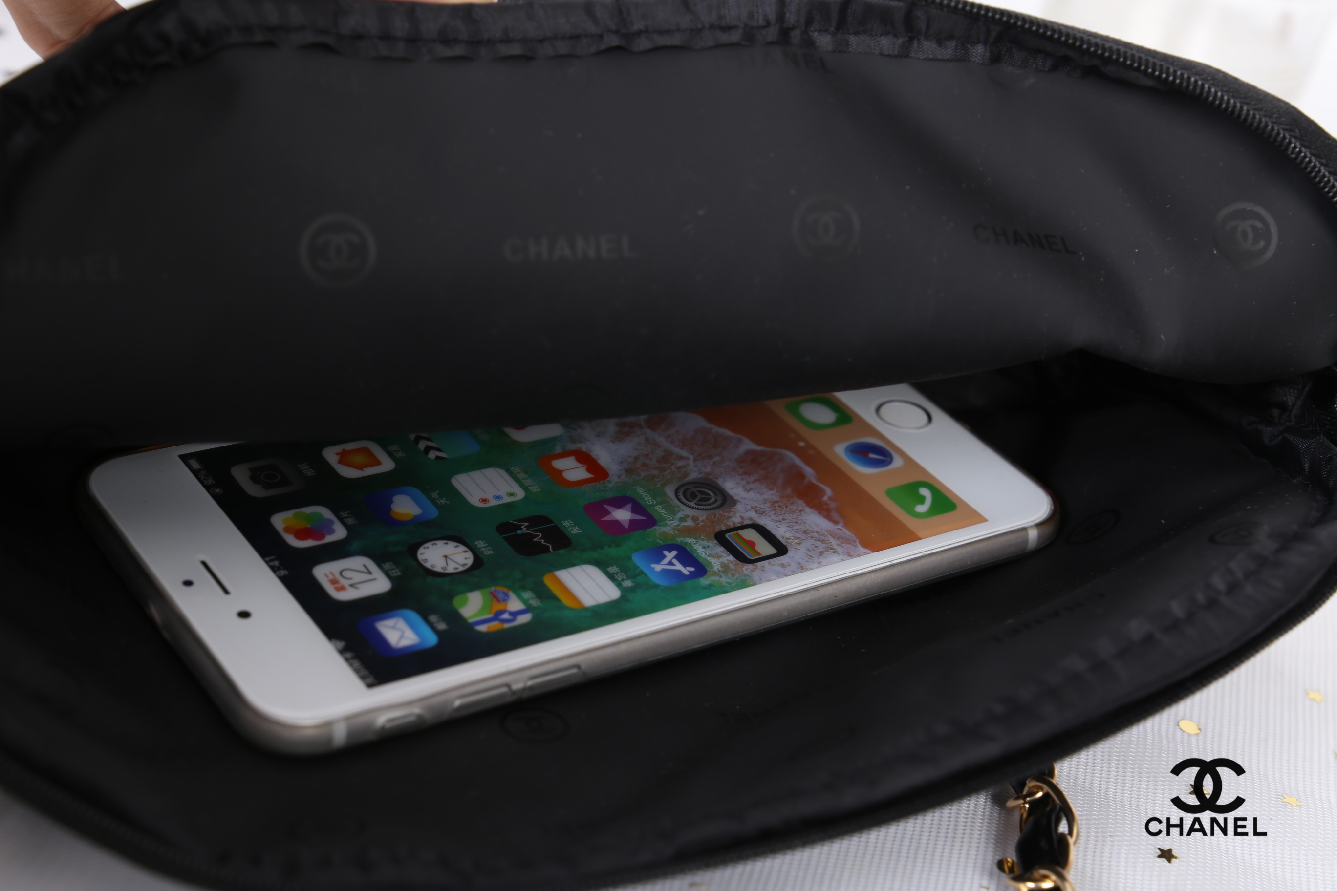 Chanel Quilted Leather Crossbody Bag with gift box สินค้าเป็นของแท้ ใหม่จากเค้าเตอร์เครื่องสำอาง/น้ำหอมแบรนด์ กระเป๋าแบรนด์ Chanel VIP Gift Bag ทำจากหนัง หัวซิปปั้มโลโก้แบรนด์ มาพร้อมสายยาว สายโซ่อะไหล่ทองยาว Crossbody สายถอดเก็บได้ ด้านในบุผ้า ปั้มแบรนด์