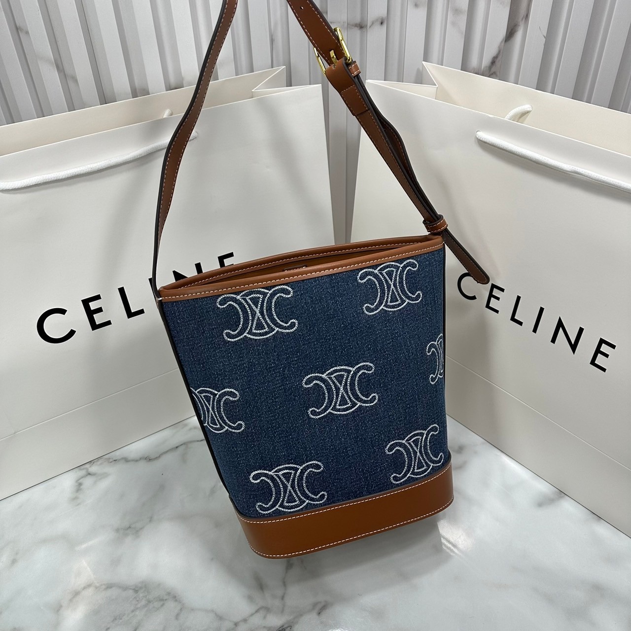 CELINE BUCKET CUIR TRIOMPHE bag in denim with full Triomphe กระเป๋าสะพายทรงบัคเก็ตเดนิม ปักลายแบรนด์สีขาวสวยโดดเด่น พิเศษพร้อมใบลูกสะดวกใช้งาน รุ่นฮิตข้ามปี งานสวยเรียบหรู ผู้ดีไปอีก