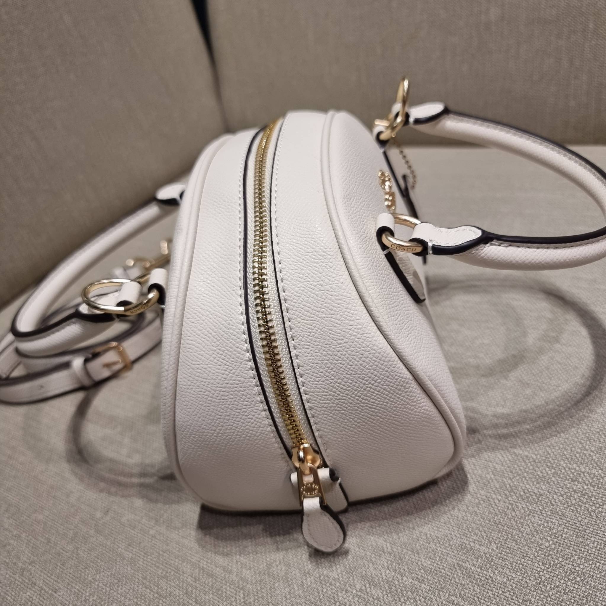 COACH SYDNEY SATCHEL BAG CA202 CA591 CB596 ใหม่ล่าสุด กับคอลที่สาวๆต้องหลงรัก กระเป๋าสะพายทรง satchel ที่มีรูปทรงดึงดูดสายตา สวยแรกเห็น วัสดุหนัง crossgrain พร้อมหูจับในตัว เปิด-ปิดด้วยซิป ภายในโล่งกว้าง ขนาดกำลังดี มีสายครอสให้ ปรับได้ตามชอบ ใบจริงลูกคุณ