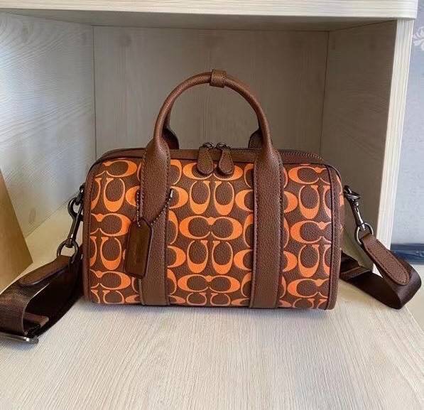 COACH GOTHAM DUFFLE / Coach Gotham 24 travelling bag handbag shoulder bag พร้อมส่ง กระเป๋าทรงหมอนรุ่นใหม่บ่าสุดปี 2022 รุ่นนี้สามารถใช้ได้ทั้งชาย//หญิง หนังแท้อย่างดี นิ่มทรงสวย มากๆค่ะ ภายในกระเป๋าสามารถใส่สัมภาระที่จำเป็นในชีวิตประจำวันได้ครบเลยค่ะ; มีช