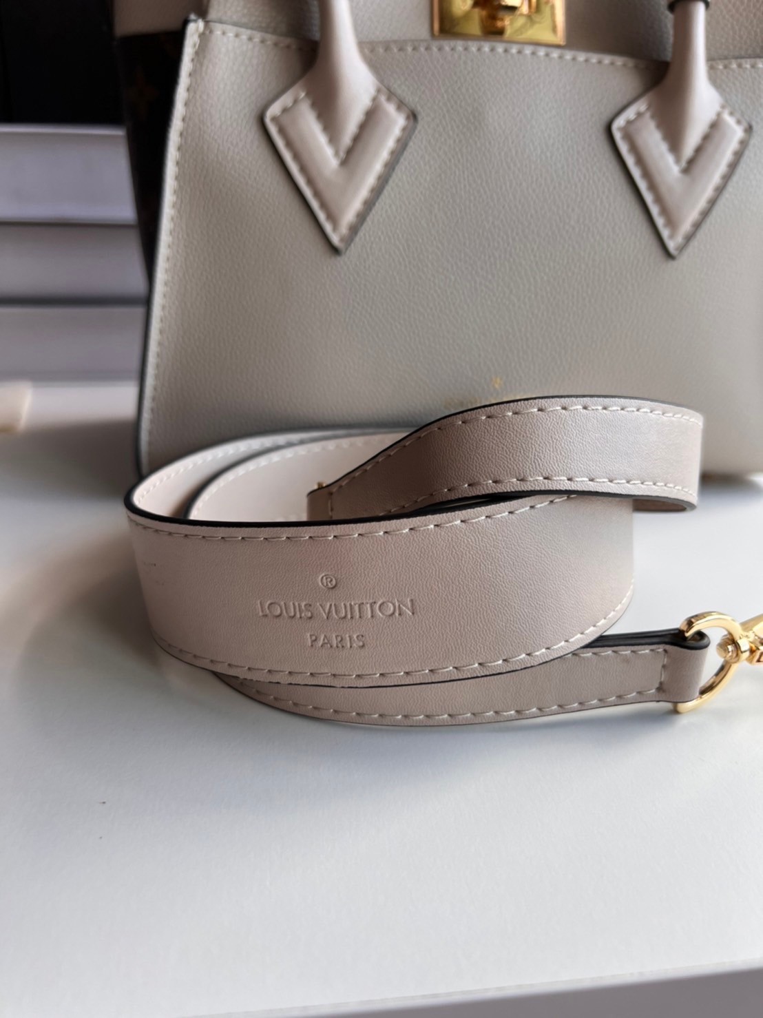 หนังแท้ LV On My Side PM กระเป๋าโท้ทขนาดกะทัดรัดที่ผลิตจากหนังลูกวัวเนื้อนุ่ม เกรดออริจินอล ภาพสินค้าถ่ายจากงานขายจริง ใช้งานต่างประเทศได้