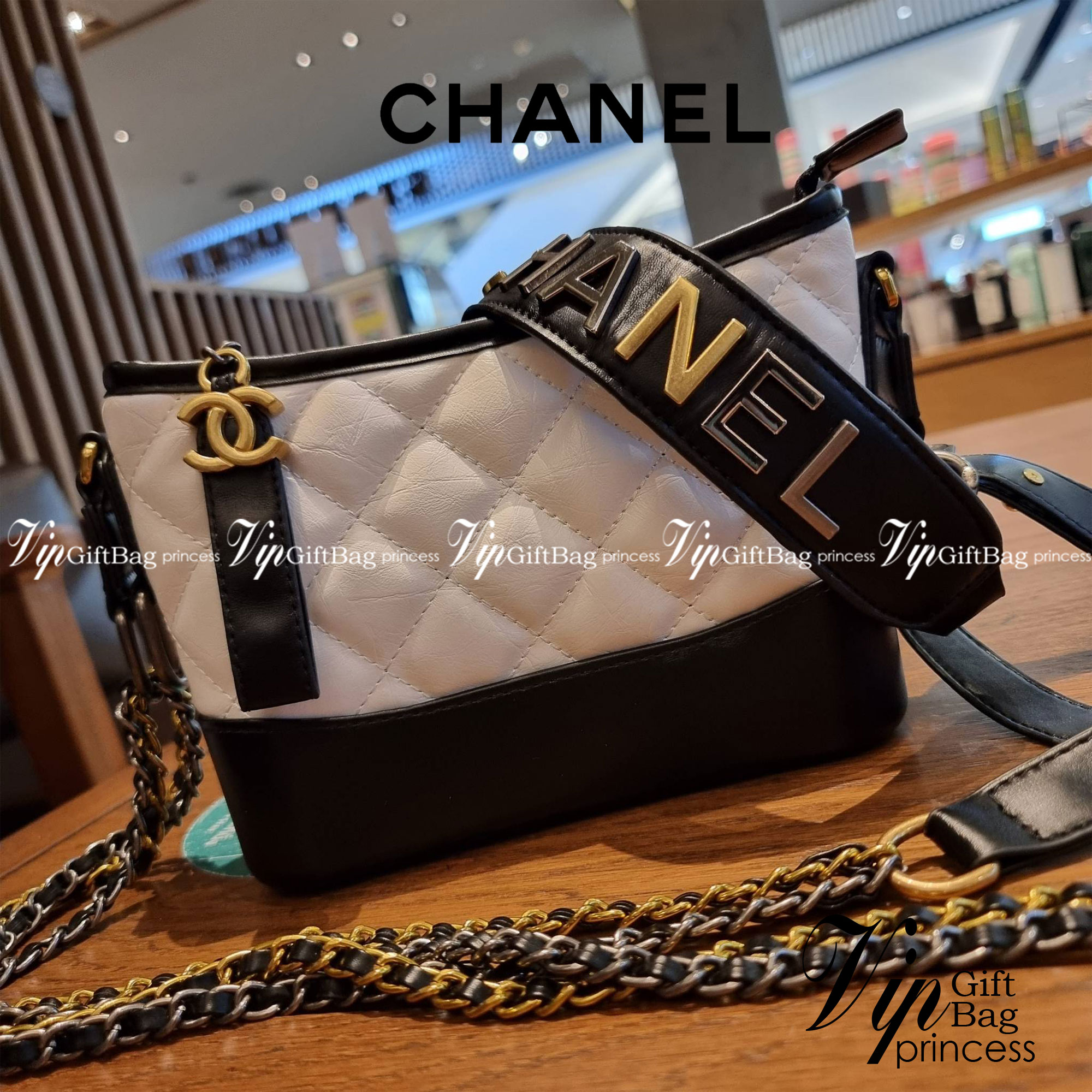 8" CHANEL SHOULDER BAG / CHANEL GABRIELLE HOBO BAG ไซส์คลาสสิค กระเป๋าสะพายข้าง/ไหล่ หนังสังเคราะห์ นิ่ม หรู มาพร้อมพวงกุญแจสัญลักษณ์แบรนด์ พิเศษ!! สายคล้อง jumbo font เพิ่มดีเทลความแพง อะไหล่พร้อมโซ่สะพายสีทองสลับสีเงินรมดำ สามารถสะพาย crossbody หรื