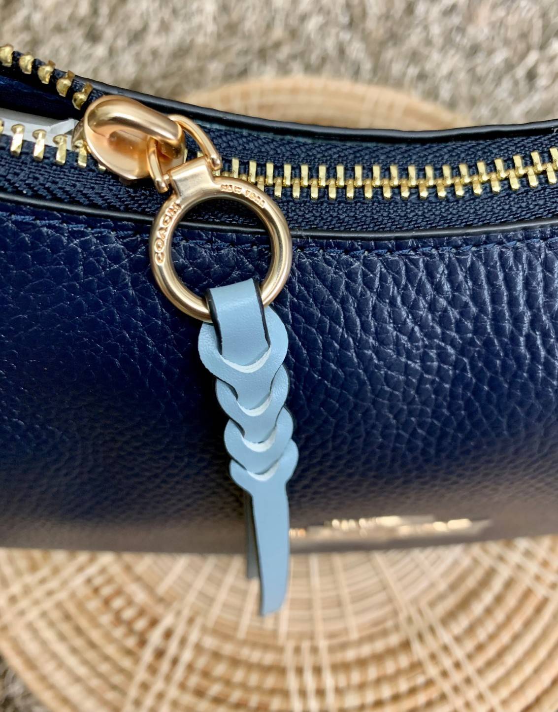 COACH BAILEY HOBO WITH WHIPSTITCH ((C4108//C1322)) พร้อมส่งที่ไทย!! สวยจริงไม่จกตาแน่นอนค่าา กระเป๋าทรงโค้ง ใช้แบบหิ้วหรือคล้องไหล่ก็ดูดี ใช้วัสดุหนังแท้ชั้นดี หนังสวยมากๆค่ะ ด้านหน้าใช้อะไหล่แบรนด์ตัวใหญ่ หรู ดูสะดุดตามีเดียว