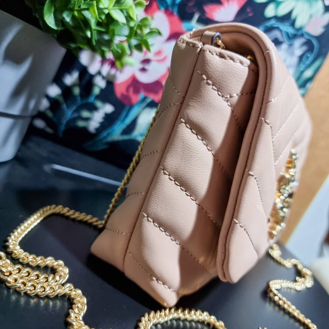 TORY BURCH KIRA CHEVRON EMBELLISHED LOGO MINI BAG ตามคำเรียกร้องจ้า!! ไซส์มินิ สะดวกใช้ พกพาง่าย สไตล์คุณหนู!! กระเป๋าสะพายข้าง ดีไซน์ทรงคลาสสิค โดดเด่นด้วยโลโก้ดีไซน์ประดับเม็ดสี เพิ่มมูลค่าและดึงดูดสายตามากขึ้น วัสดุหนังแกะ สัมผัสนิ่มมือ เปิด-ปิดด้วยกระ