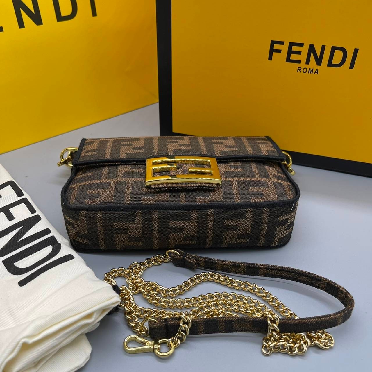 MINI || FENDI VINTAGE BAGUETTE SHOULDER BAG 2size ORI Grade ใช้งานต่างประเทศได้ กระเป๋าสะพายทอลายโมโนแกรม อะไหล่ทองหรูหรา มี 2 ขนาด ทนทาน มาพร้อมสาย 2 แบบ สำหรับคล้องแขน และสายครอสบอดี้ เปิด-ปิดด้วยกระดุมแม่เหล็ก ภายในเป็นช่องโล่ง ใส่โทรศัพท์ พร้อมเสิร์ฟค