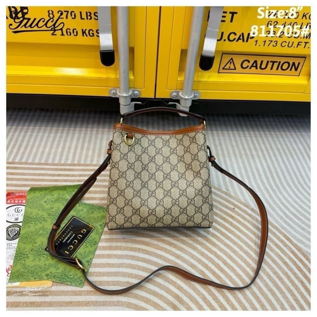 GUCCI GG Emblem mini bucket bag กระเป๋าทรงบัคเก็ตวินเทจงานแบรนด์หรู รุ่นใหม่ล่าสุด ดีไซส์สวยใช้งานง่าย ภายในโล่งกว้าง จุของได้เยอะ ถือหรือสะพายก็สวย Must Have!! เลยค่ะ