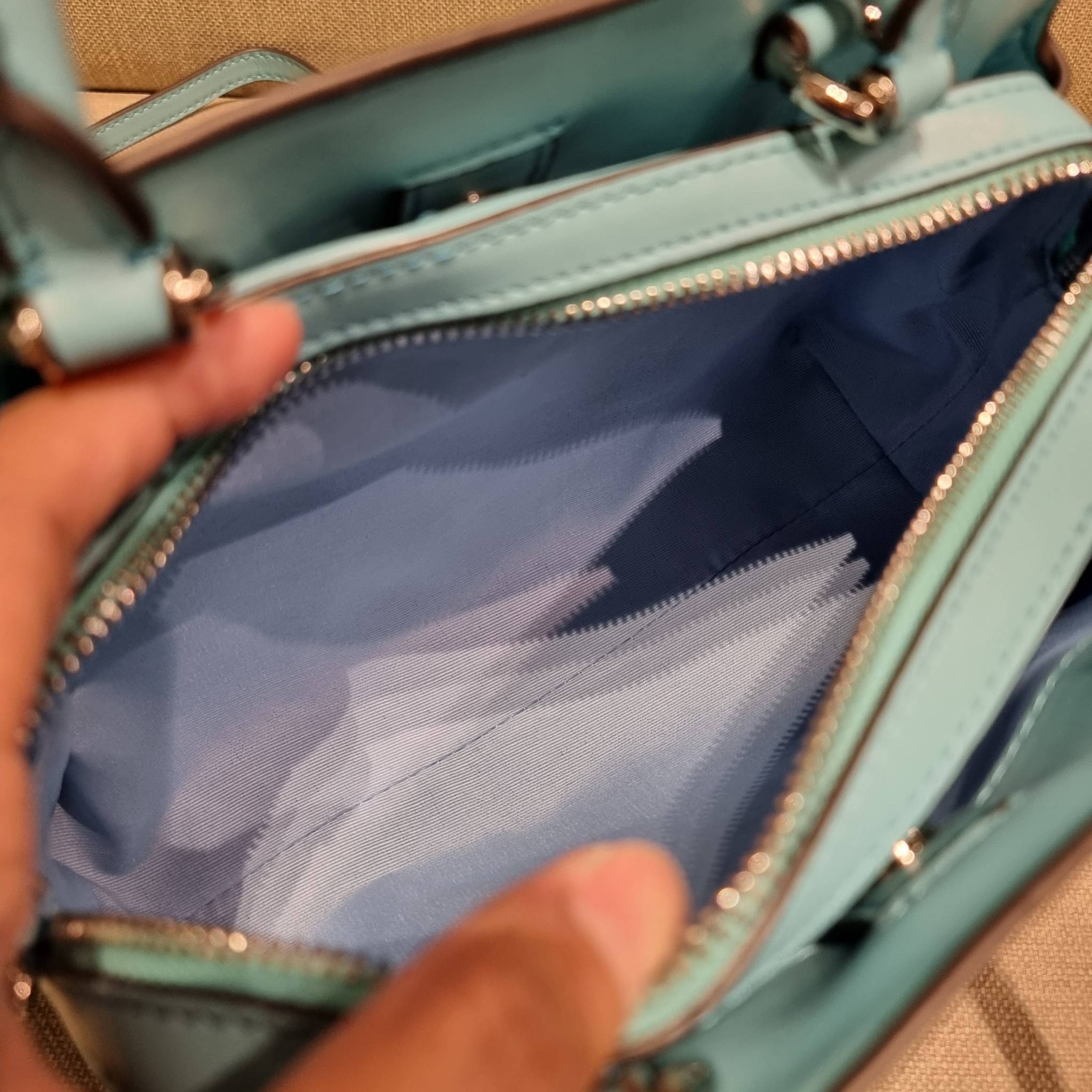 COACH C8216 MINI LILLIE CARRYALL WITH MYSTICAL FLORAL PRINT สีใหม่ล่าสุด กับรุ่นที่สุดของความขายดี คอลยอดฮิตในลวดลายสุดชิค กระเป๋าสะพายทรงสวย ที่ดีไซน์ออกมาให้ใช้งานง่าย สะดวก สวย หรู ดูดี!! วัสดุหนังแคนวาสเคลือบลาย มาพร้อมสายสะพายข้างและหูจับในตัว ถอดออก