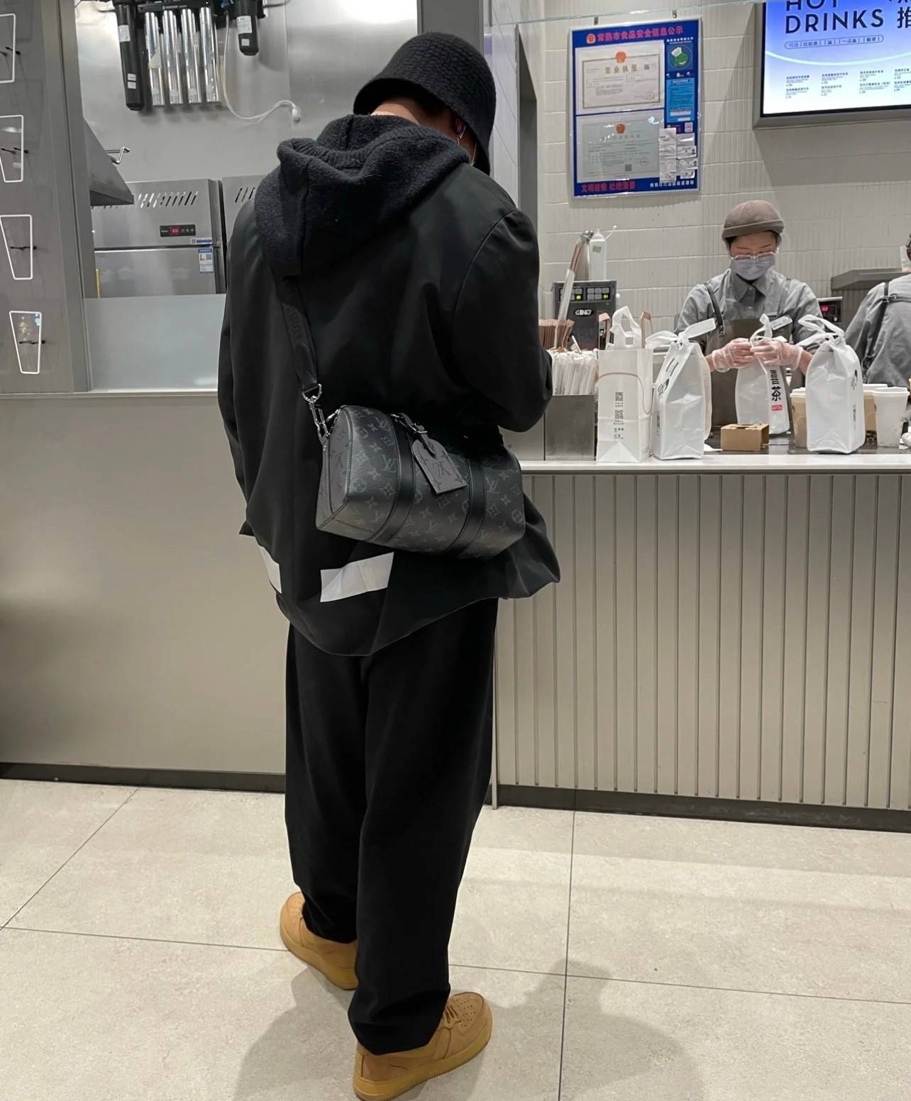 LV CITY KEEPALL Monogram Eclipse Bag กระเป๋าสะพายทรงหมอนสุดคลาสสิค ด้วยดีเทลความเป็นเอกลักษณ์ เรียบหรูด้วยความโดดเด่นจากลวดลายโมโนแกรม ขนาดกำลังดี