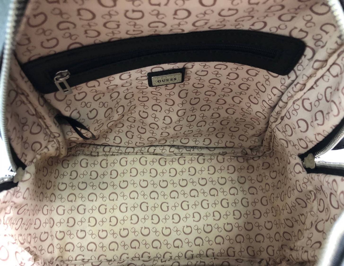 GUESS PANDORE BACKPACK กระเป๋าสะพายหลัง วัสดุหนังนิ่มมือ น้ำหนักเบา ด้านหน้ามีโลโก้แบรนด์ พร้อมช่องซิปหนึ่งช่อง ที่จับซิปมีอะไหล่สัญลักษณ์แบรนด์ ช่องซิปหลักเปิดปิดด้วยซิปคู่ ภายในโล่ง กว้าง ใส่ของได้จุ มีช่องซิปและช่องเล็กใส่ของจุกจิก สายสะพายด้านหลังเลื่