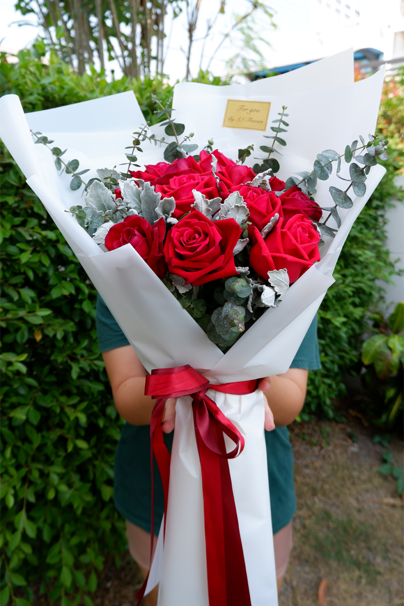 ช่อดอกไม้ ช่อกุหลาบแดง ห่อช่อโทนสีขาว