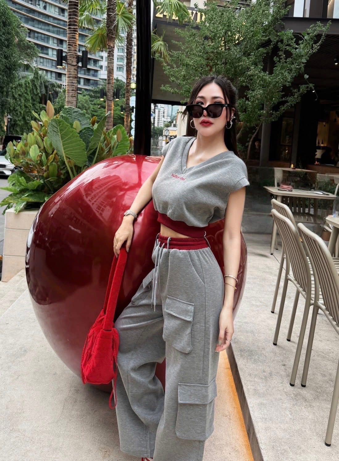 เช่าชุดเที่ยว by Princess 💕A'Perfect เซทวอมเสื้อครอปสีเทาตัดขอบเอวสีแดงขับผิว สีเข้ากันเว่อ ควรจัดค่า