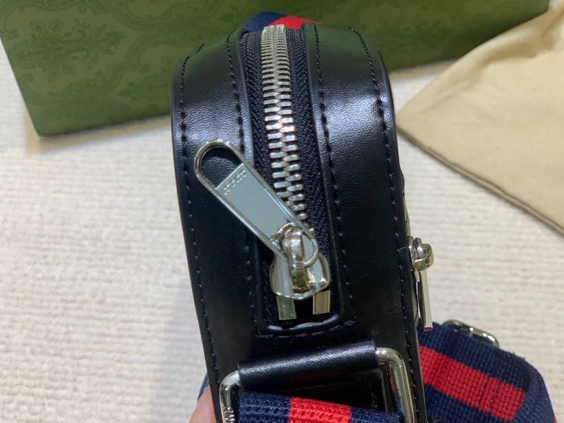 VIP GIFT 】หนังแท้ GUCCI GG Black messenger Crossbody ขนาดเล็ก ทรงแนวตั้ง มีช่องให้ใส่ของได้อยู่ 2 ช่อง เป็นซิบรูดเปิดปิดด้านบน และด้านหน้า โดดเด่นด้วยลวดลายกระเป๋าที่ ใช้ตัวโลโก้ของ GUCCI มาทำเป็นแพทเทิร์น ซึ่งกระเป๋าแต่ละใบอาจมีตำแหน่งที่แตกต่างกัน แปะตั