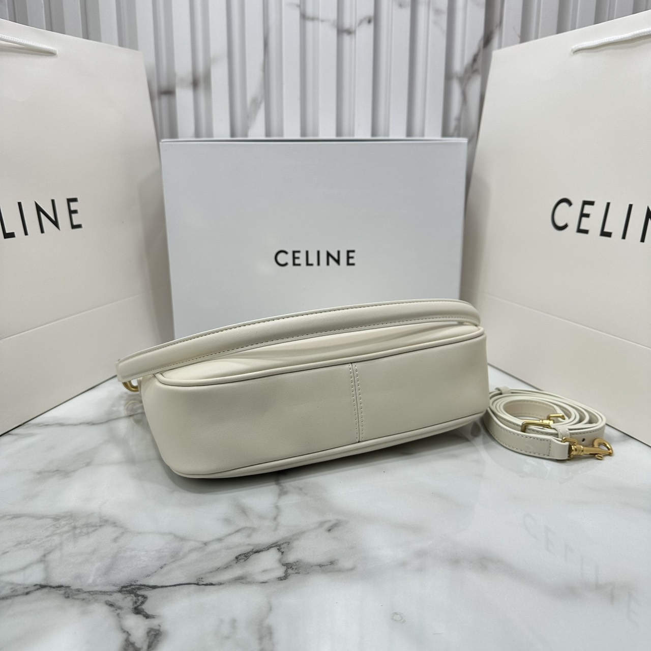 ORI หนังแท้ | CELINE SMALL CAMILLE 16 SOFT BAG IN SMOOTH LEATHER กระเป๋าสะพายรุ่นใหม่ล่าสุดของไลน์ 16 soft รูปทรงแบบโฮโบที่มาพร้อมดีไซน์ที่ใช้งานได้จริง หรูหราและโดดเด่น ฝาพับหนังกับตัวปิดแบบ Turnlock สีทองรูปทรงคล้ายอัญมณี