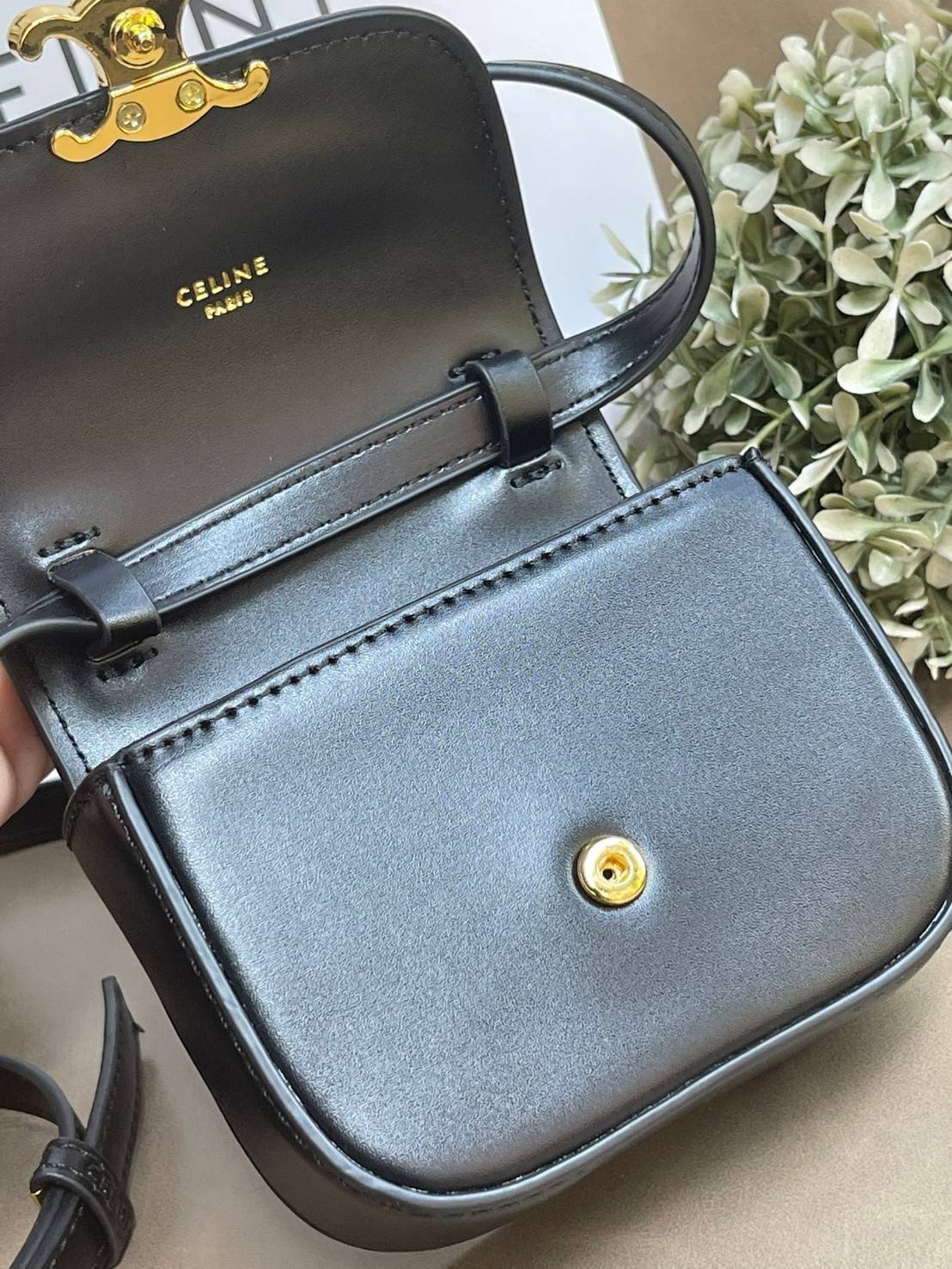 CELINE MINI TRIOMPHE IN TRIOMPHE CANVAS กระเป๋ามินิทรงชิค ดีไซน์รูปกล่องสุดแสนมินิมอล สามารถสะพายแบบ Crossbody และยังเป็น Belt Bagได้อีกด้วย วัสดุแคนวาสลาย Triomphe แบบไม่มีตกยุค ด้านหน้าโดดเด่นด้วยโลโก้สีทอง เป็นอีกหนึ่งตัวเลือกให้คุณเลือกสะพายในชีวิตประ
