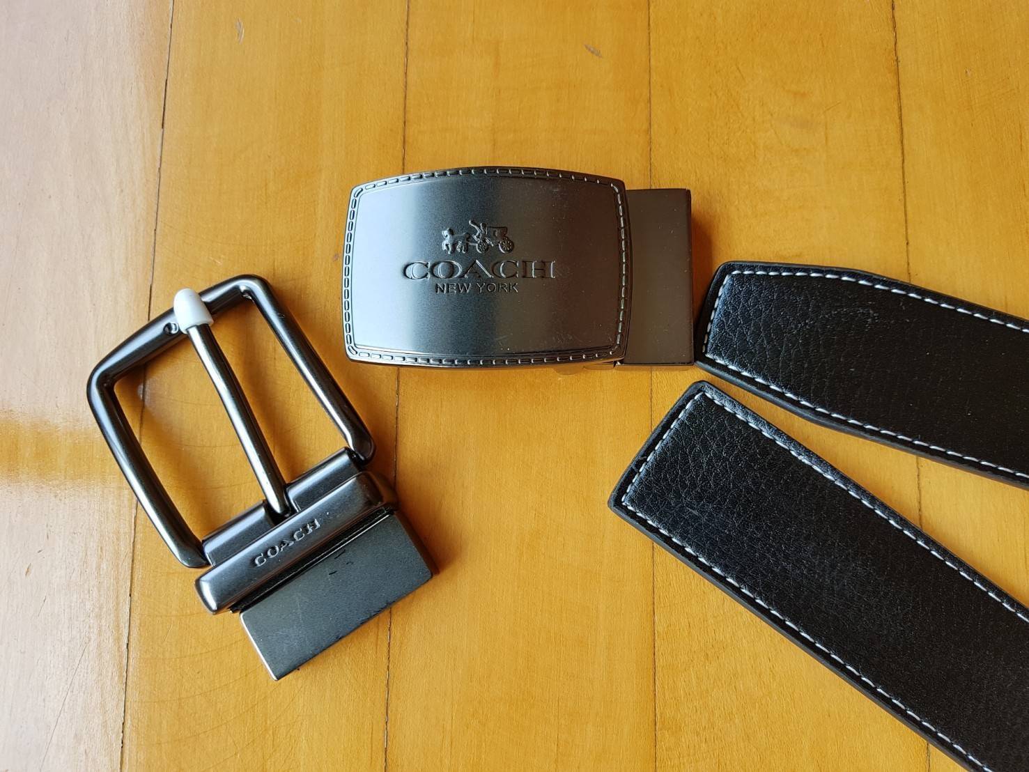 Coach Men's Belt Gift Set ชุดเข็มขัดสำหรับคุณผู้ชาย วัสดุหนังคุณภาพดี มีหัวเข็มขัด 2 แบบ เปลี่ยนใช้ได้หลายโอกาส ราคาสุดคุ้ม มาพร้อมกล่องจะมอบเป็นของขวัญ ในโอกาสพิเศษก็เหมาะค่ะ