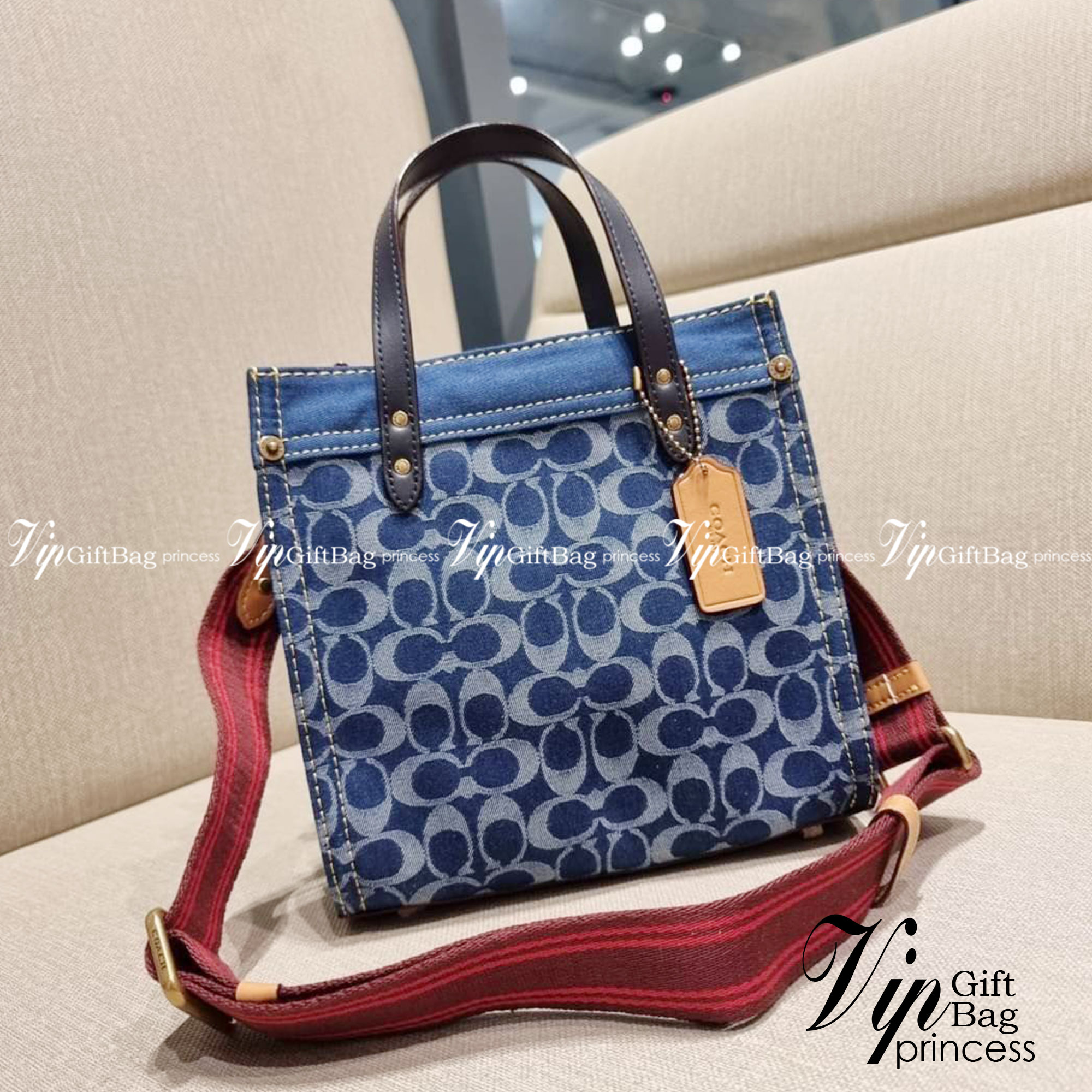 COACH CA580 FIELD TOTE 22 IN SIGNATURE DENIM คอลเลคชั่นสุดคลาสสิค ดีไซน์สวยหรูดูแพงในไอเท็มเดียว กระเป๋าทรงโท้ท ไซส์กำลังสวย น่าใช้ ชิคๆคูลๆมาก ฟังก์ชั่นการใช้งานสะดวกที่สุด มีทั้งสายคล้องแขนในตัว และสายครอสบอดี้แบบสปอร์ตเส้นใหญ่ วัสดุผ้าเดนิมตกแต่งลวดลาย
