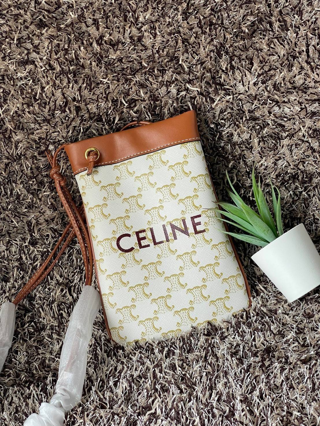 Celine Triomphe Pouch Crossbody Bag / Celine Phone Bag ในวันที่ต้องการความคล่องตัว เราสามารถหยิบกระเป๋าใส่โทรศัพท์ประเภทนี้เพื่อใส่เพียงแค่โทรศัพท์ เงิน และของสำคัญชิ้นเล็ก ๆ ได้เลย โดยไม่ต้องพกกระเป๋าใบใหญ่ ๆ ไปให้เกะกะ แถมยังดูเป็นแฟชั่นที่ทันสมัยอีกด้ว