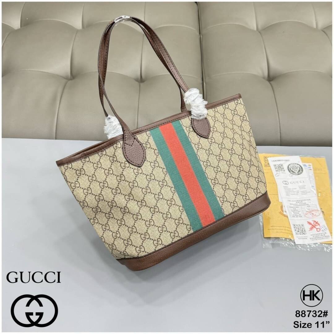 GUCCI Ophidia Small Tote Bag กระเป๋าทรงโท้ทขนาดกำลังสวย ใช้งานง่าย โดดเด่นด้วยลายคาดสีเขียวแดงเป็นเอกลักษณ์แบรนด์ สวยเรียบหรู คลาสสิคไม่มีเบื่อ ภายในโล่งกว้าง ใช้สะพายเป็น everyday bag เหมาะมากๆ