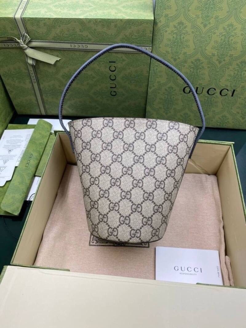 VIP GIFTbag 】 Gucci Mini Tote Bucket ladybug Bag กระเป๋าทรงถัง ลายน้องเต่าทองน่ารักๆ ถือยังไงก็สะดุดตา วัสดุหนังแท้ ภายในเป็นช่องโล่ง ใส่ของได้พอสมควร ใส่กระเป๋าสตางค์ เครื่องสำอางค์ มือถือได้ครบ มาพร้อมหูจับในตัว ไอเท็มนี้ลิมิเต็ดหายากแล้วน้า มาให้ตำแล้ว