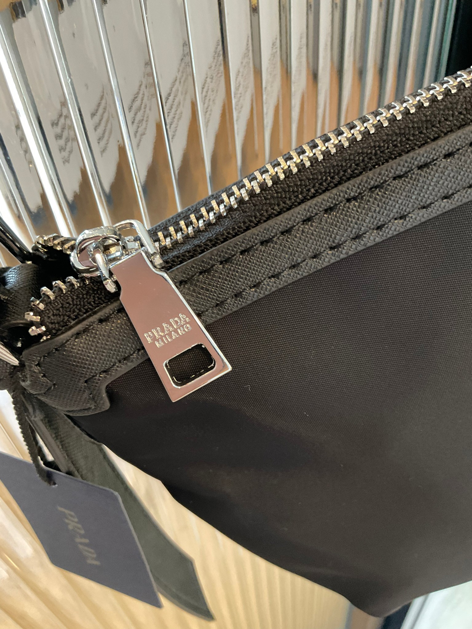 Prada Nylon Crossbody Bag กระเป๋าผ้าไนล่อน ตามแบบฉบับของแบรนด์ เลิศมาก สะพายเป็น shoulder bag หรือ Crossbody ก็ได้คะ ขนาดกำลังดีคะ ตัวกระเป๋าเบามาก เปิดปิดด้วยซิปรูดด้านมีช่องซิปแยกใส่ของ สามารถใส่มือถือได้ทุกรุ่น