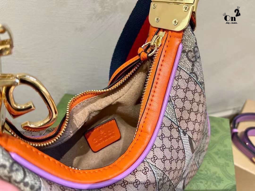 Gucci Attache shoulder bag มาใหม่ชนช้อป สวยหรู หรูหราเหนือกาลเวลาในคอลเล็กชั่น Gucci Love Parade ใบนี้ดารา เซเลป เลือกถือคือเริ่ดมาก จะลุคคูลๆเท่ๆหรือสวยหรูดูแพงก็ได้หมด แมทง่ายใช้ได้ Everyday Look ราคาสุดคุ้มเลยค่า