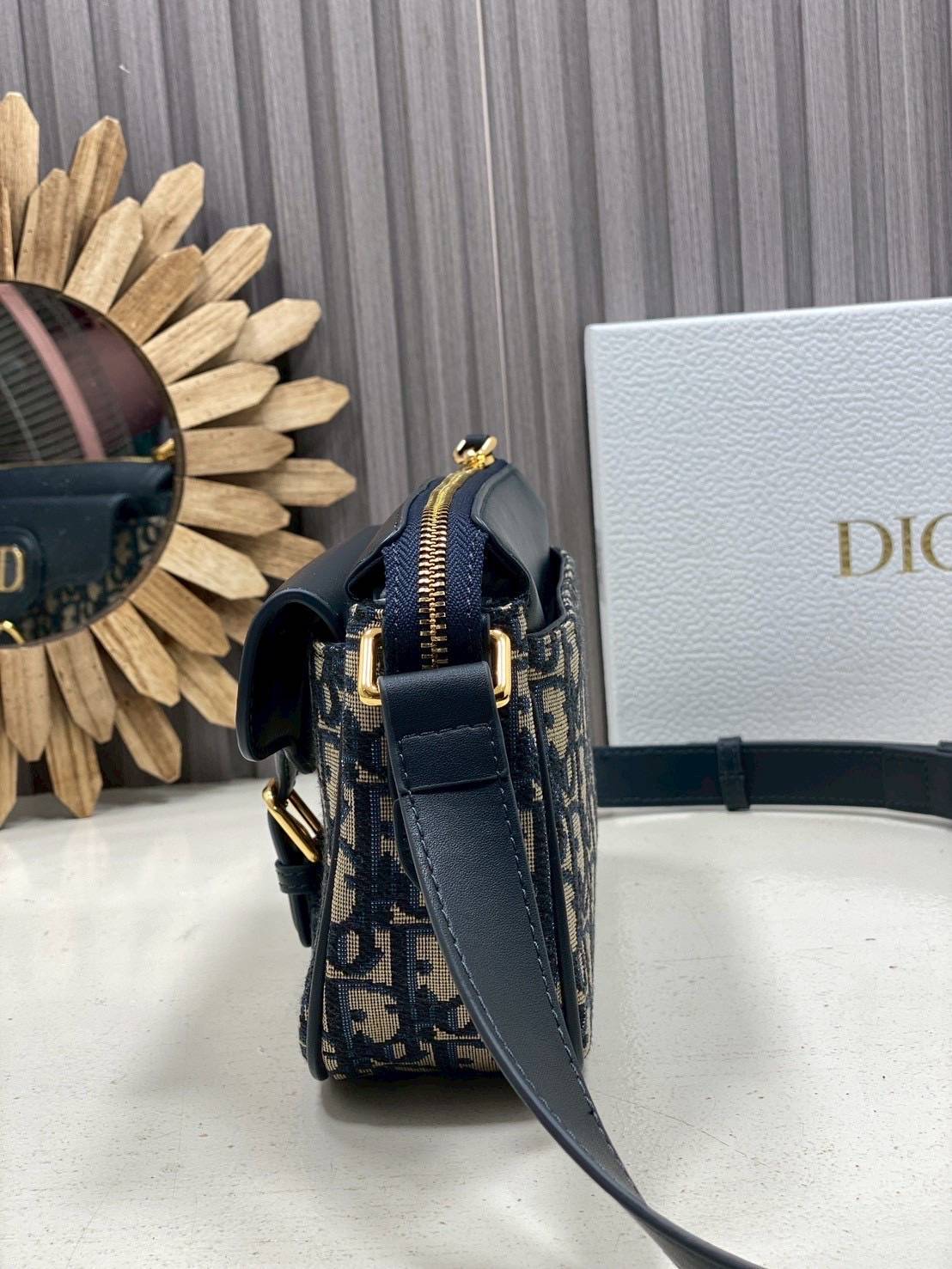 ORI หนังแท้ | DIOR Small 30 Montaigne Pocket Bag กระเป๋าสะพาย รุ่นใหม่สําหรับ Fall 2025 โดดเด่นด้วยลายเส้นอันงดงามและขนาดที่กะทัดรัด