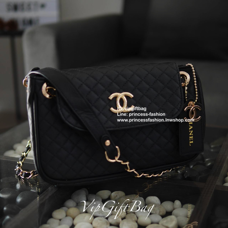 มาตามคำเรียกร้อง กับ CHANEL CROSSBODY BAGงานสวยหรูจาก CHANEL VIP GIFT (NOT FOR SALE) ตังกระเป๋าลายคาเวียร์เต็มใบสุดหรู เปิดปิดด้วยกระดุมแม่เหล็ก ด้านในมีช่องใส่ของช่องใหญ่ ช่องซิปและช่องเล็กใส่บัตร มาพร้อมสายสะพายแบบโซ่ทองสลับหนัง ตัวสะพายไหล่เป็นที่รองแบ